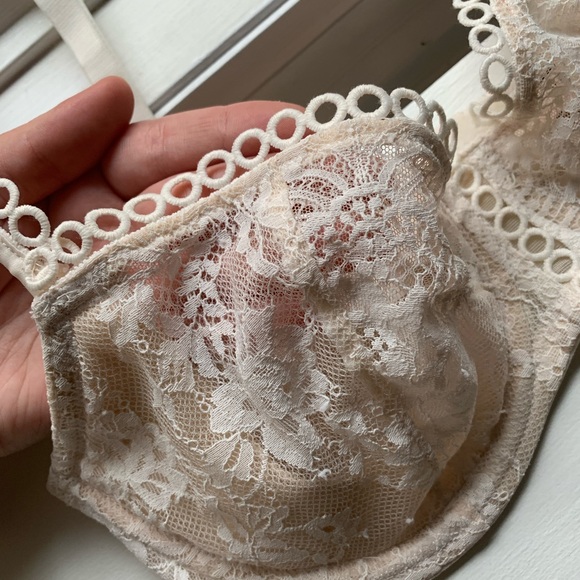 Cream lace bra with beautiful details - Picture 2 of 5